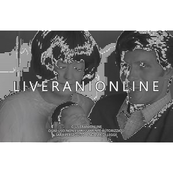 RETROSPETTIVA GIULIANO GEMMA ATTORE NELLA FOTO GIULIANO GEMMA IN OSPEDALE PER LA NASCITA DELLA FIGLIA VERA CON LA MOGLIE NATALIA ROBERTI NELL\'ANNO 1970 AG ALDO LIVERANI SAS