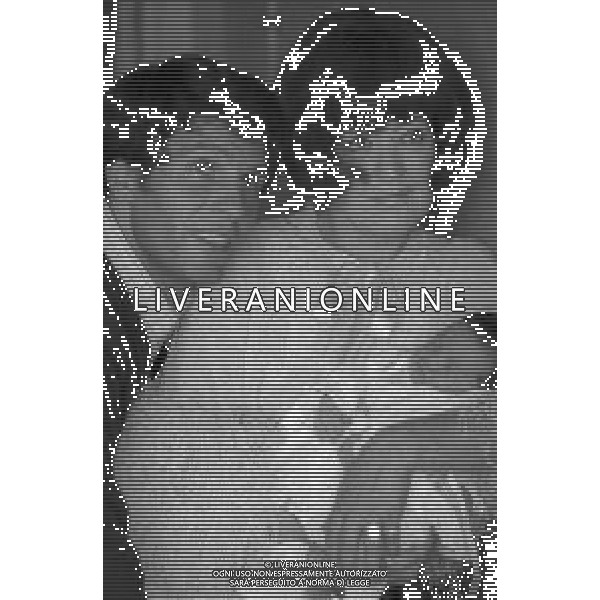 RETROSPETTIVA GIULIANO GEMMA ATTORE NELLA FOTO GIULIANO GEMMA IN OSPEDALE PER LA NASCITA DELLA FIGLIA VERA CON LA MOGLIE NATALIA ROBERTI NELL\'ANNO 1970 AG ALDO LIVERANI SAS
