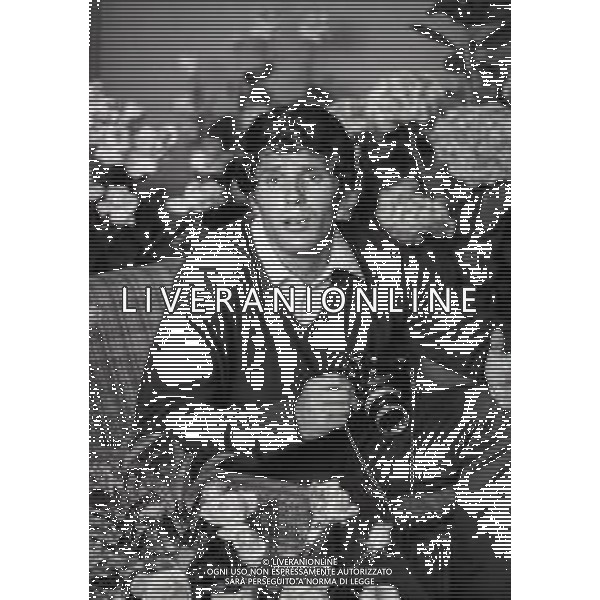 RETROSPETTIVA GIULIANO GEMMA ATTORE NELLA FOTO GIULIANO GEMMA IN OSPEDALE PER LA NASCITA DELLA FIGLIA VERA CON LA MOGLIE NATALIA ROBERTI NELL\'ANNO 1970 AG ALDO LIVERANI SAS