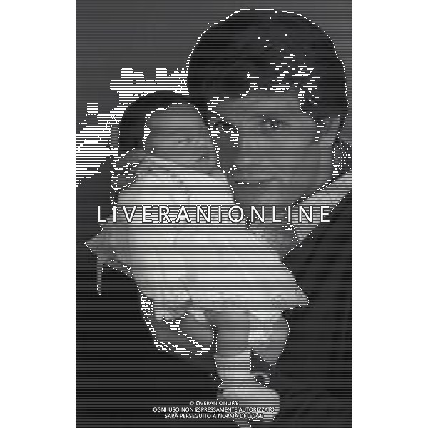 RETROSPETTIVA GIULIANO GEMMA ATTORE NELLA FOTO GIULIANO GEMMA IN OSPEDALE PER LA NASCITA DELLA FIGLIA VERA CON LA MOGLIE NATALIA ROBERTI NELL\'ANNO 1970 AG ALDO LIVERANI SAS