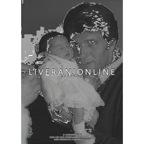 RETROSPETTIVA GIULIANO GEMMA ATTORE NELLA FOTO GIULIANO GEMMA IN OSPEDALE PER LA NASCITA DELLA FIGLIA VERA CON LA MOGLIE NATALIA ROBERTI NELL\'ANNO 1970 AG ALDO LIVERANI SAS