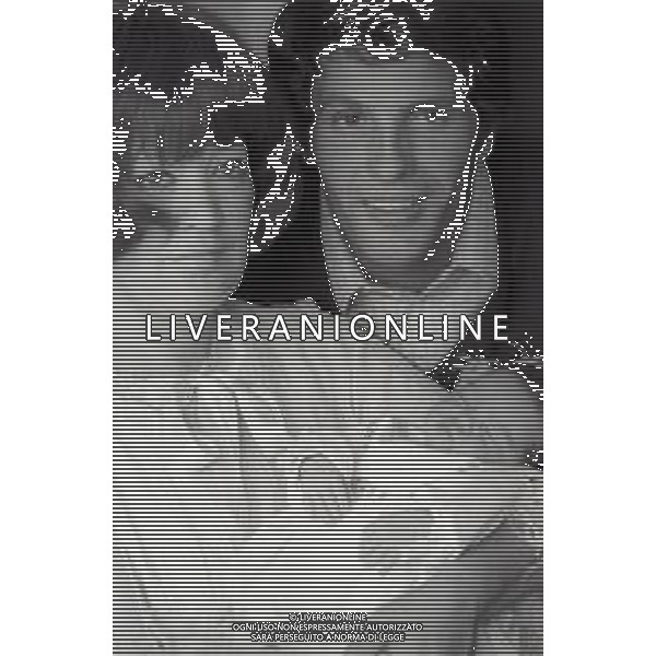 RETROSPETTIVA GIULIANO GEMMA ATTORE NELLA FOTO GIULIANO GEMMA IN OSPEDALE PER LA NASCITA DELLA FIGLIA VERA CON LA MOGLIE NATALIA ROBERTI NELL\'ANNO 1970 AG ALDO LIVERANI SAS