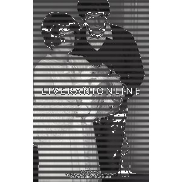 RETROSPETTIVA GIULIANO GEMMA ATTORE NELLA FOTO GIULIANO GEMMA IN OSPEDALE PER LA NASCITA DELLA FIGLIA VERA CON LA MOGLIE NATALIA ROBERTI NELL\'ANNO 1970 AG ALDO LIVERANI SAS
