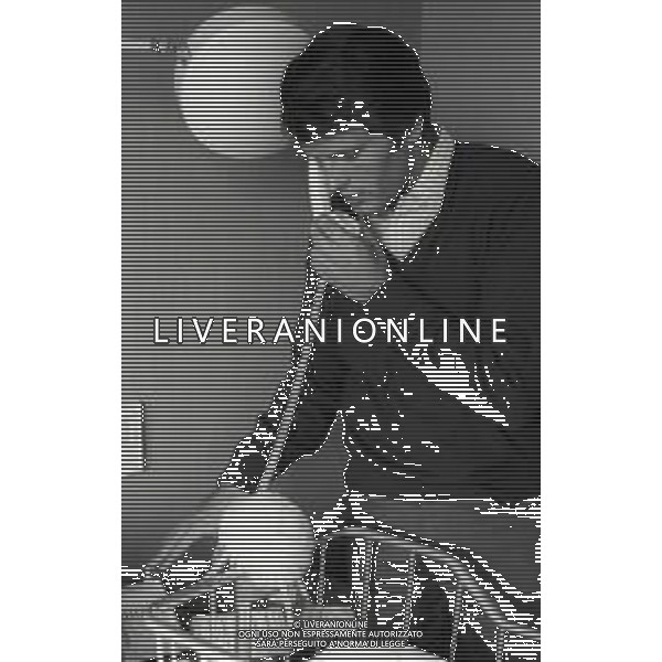 RETROSPETTIVA GIULIANO GEMMA ATTORE NELLA FOTO GIULIANO GEMMA IN OSPEDALE PER LA NASCITA DELLA FIGLIA VERA CON LA MOGLIE NATALIA ROBERTI NELL\'ANNO 1970 AG ALDO LIVERANI SAS