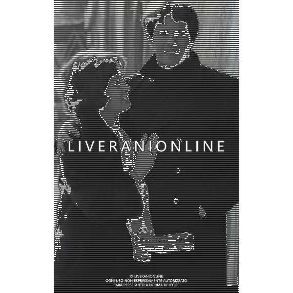RETROSPETTIVA GIULIANO GEMMA ATTORE NELLA FOTO GIULIANO GEMMA A ROMA CON LA MOGLIE NATALIA ROBERTI NELL\'ANNO 1969 AG ALDO LIVERANI SAS 