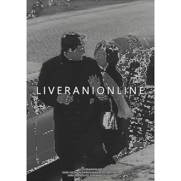 RETROSPETTIVA GIULIANO GEMMA ATTORE NELLA FOTO GIULIANO GEMMA A ROMA CON LA MOGLIE NATALIA ROBERTI NELL\'ANNO 1969 AG ALDO LIVERANI SAS 