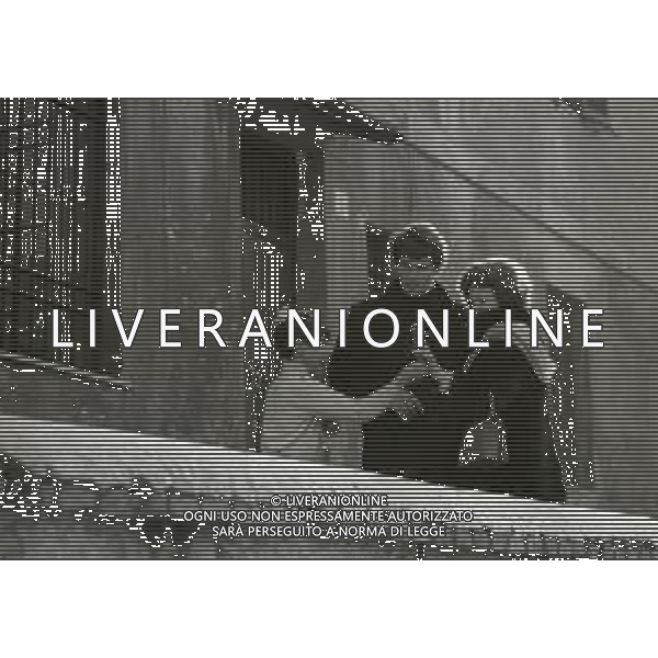RETROSPETTIVA GIULIANO GEMMA ATTORE NELLA FOTO GIULIANO GEMMA A ROMA CON LA MOGLIE NATALIA ROBERTI NELL\'ANNO 1969 AG ALDO LIVERANI SAS 