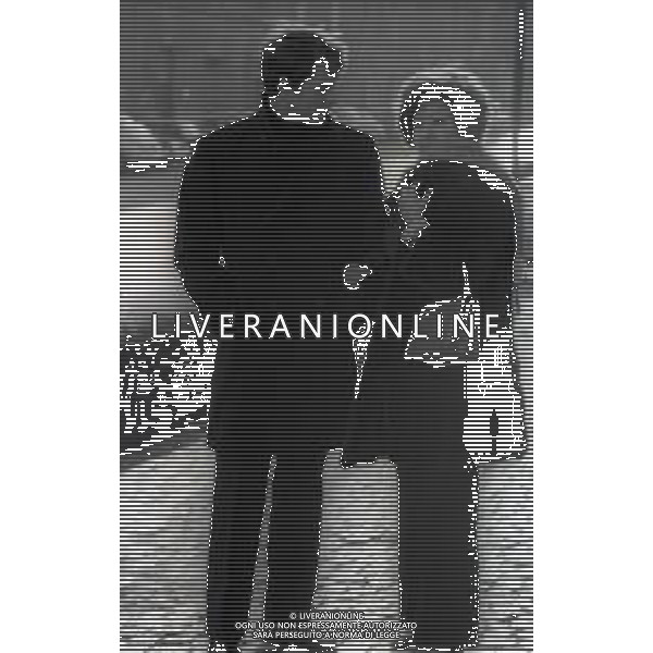 RETROSPETTIVA GIULIANO GEMMA ATTORE NELLA FOTO GIULIANO GEMMA A ROMA CON LA MOGLIE NATALIA ROBERTI NELL\'ANNO 1969 AG ALDO LIVERANI SAS 