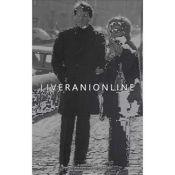 RETROSPETTIVA GIULIANO GEMMA ATTORE NELLA FOTO GIULIANO GEMMA A ROMA CON LA MOGLIE NATALIA ROBERTI NELL\'ANNO 1969 AG ALDO LIVERANI SAS 