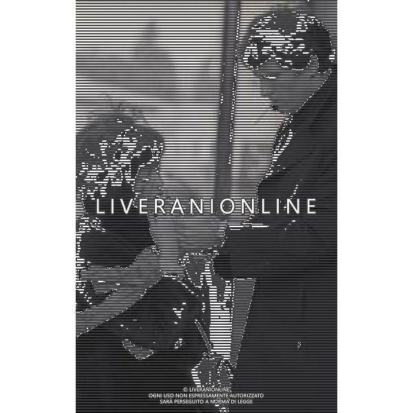 RETROSPETTIVA GIULIANO GEMMA ATTORE NELLA FOTO GIULIANO GEMMA A ROMA CON LA MOGLIE NATALIA ROBERTI NELL\'ANNO 1969 AG ALDO LIVERANI SAS 