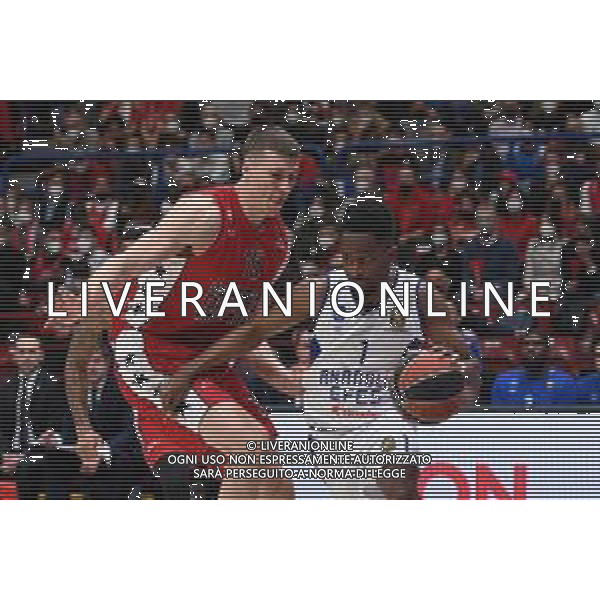 ¬© TVRG Kaleb Tarczewski (Olimpia Milano) SX e Rodrigue Beaubois (Anadolu Efes Istanbul) DX AX Armani Exchange Milano vs Anadolu Efes Istanbul Turkish Airlines EuroLeague gara 2 quarti di finale playoff Assago (MI) 21-04-2022 Mediolanum Forum foto Roberto Garavaglia/ag. Aldo Liverani sas/AGENZIA ALDO LIVERANI SAS