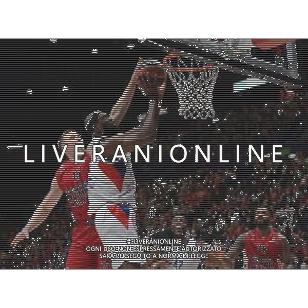¬© TVRG Chris Singleton (Anadolu Efes Istanbul) e sulla SX Kaleb Tarczewski (Olimpia Milano) AX Armani Exchange Milano vs Anadolu Efes Istanbul Turkish Airlines EuroLeague gara 2 quarti di finale playoff Assago (MI) 21-04-2022 Mediolanum Forum foto Roberto Garavaglia/ag. Aldo Liverani sas/AGENZIA ALDO LIVERANI SAS