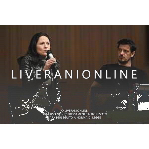 © TVRG Come si combatte la mafia nella foto Silvia Ebreul SX e Marcello Izzo DX sceneggiatori della serie televisiva Il Cacciatore Milano 22-04-2022 Presso l\'auditorium Gaber di Palazzo Pirelli si e\' svolta l\'iniziativa dal titolo Come si combatte la mafia foto Roberto Garavaglia/ag. Aldo Liverani sas