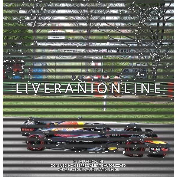 IMOLA 23-04-2022 GRAN PREMIO ROLEX GP DEL MADE IN ITALY E DELL\'EMILIA ROMAGNA NELLA FOTO MAX VERSTAPPEN ALLA VARIANTE ALTA CURVA GRESINI DELL\'AUTODROMO "ENZO E DINO FERRARI" DI IMOLA CON LO SFONDO DELLA CITTA\' DI IMOLA ©SANNA/AG ALDO LIVERANI SAS