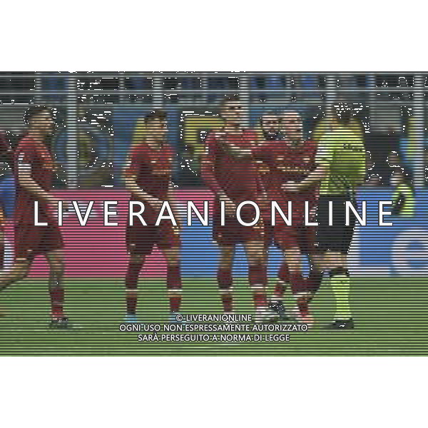 proteste Roma con l\'arbitro Simone Sozza di Seregno (MB) dopo il gol del 2 a 0 Inter vs Roma Campionato Serie A TIM - 34a giornata Milano 23-04-2022 Stadio Giuseppe Meazza - San Siro foto Roberto Garavaglia/ag. Aldo Liverani sas/AG ALDO LIVERANI SAS/AG ALDO LIVERANI SAS