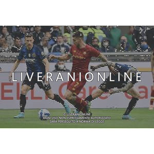 Lorenzo Pellegrini (Roma) tra Ivan Perisic e Marcelo brozovic Inter vs Roma Campionato Serie A TIM - 34a giornata Milano 23-04-2022 Stadio Giuseppe Meazza - San Siro foto Roberto Garavaglia/ag. Aldo Liverani sas/AG ALDO LIVERANI SAS