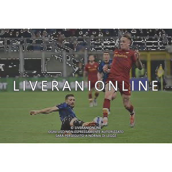 Roberto Gagliardini (Inter) e Rick Karsdorp (Roma) Inter vs Roma Campionato Serie A TIM - 34a giornata Milano 23-04-2022 Stadio Giuseppe Meazza - San Siro foto Roberto Garavaglia/ag. Aldo Liverani sas/AG ALDO LIVERANI SAS