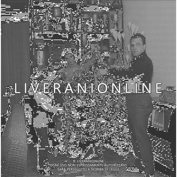 RETROSPETTIVA ANTONIO MASPES CICLISTA NELLA FOTO ANTONIO MASPES IN FAMIGLIA IL 01-12-1964 PREPARAZIONE ALBERO DI NATALE AG ALDO LIVERANI SAS