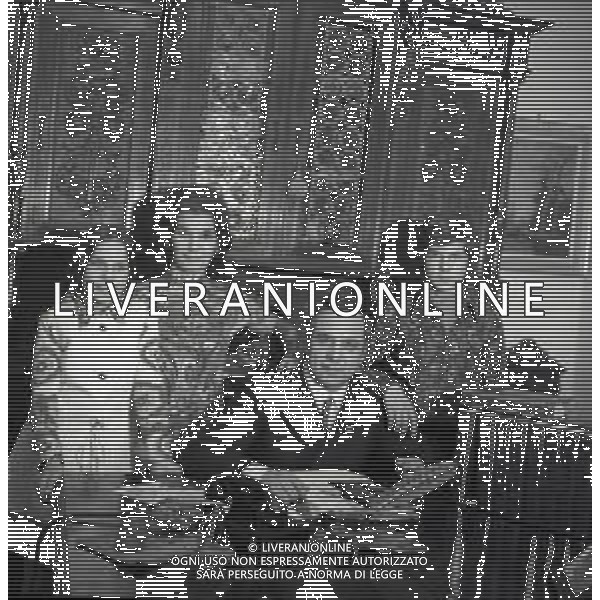 RETROSPETTIVA ANTONIO MASPES CICLISTA NELLA FOTO ANTONIO MASPES NELL\'ANNO 1970 IN FAMIGLIA E AL LAVORO AG ALDO LIVERANI SAS