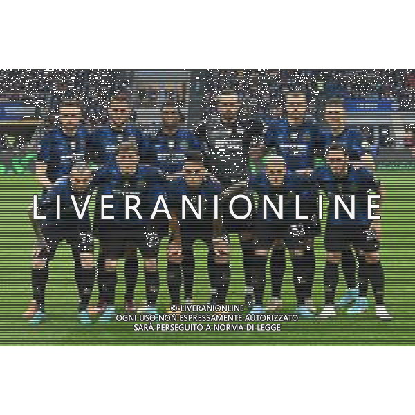 la formazione dell\'Inter, in piedi da SX Milan Skriniar, Stefan de Vrij, Denzel Dumfries, Samir Handanovic, Edin Dzeko e Ivan Perisic; in basso da SX Marcelo Brozovic, Nicolo\' Barella, Lautaro Martinez, Federico Dimarco e Hakan Calhanoglu Inter vs Roma Campionato Serie A TIM - 34a giornata Milano 23-04-2022 Stadio Giuseppe Meazza - San Siro foto Roberto Garavaglia/ag. Aldo Liverani sas