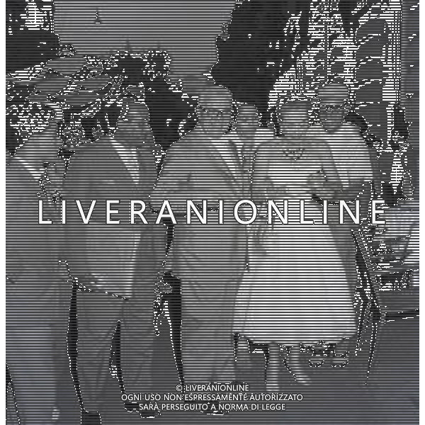 RETROSPETTIVA JOAN CRAWFORD ATTRICE NELLA FOTO JOAN CRAWFORD A ROMA NELL\'ANNO 1952 CON IL MARITO ALFRED NU STEEL AG ALDO LIVERANI SAS