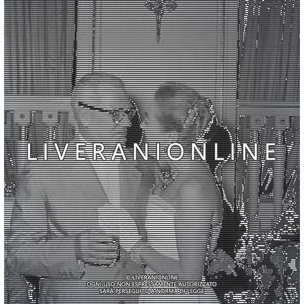 RETROSPETTIVA JOAN CRAWFORD ATTRICE NELLA FOTO JOAN CRAWFORD A ROMA NELL\'ANNO 1952 CON IL MARITO ALFRED NU STEEL AG ALDO LIVERANI SAS