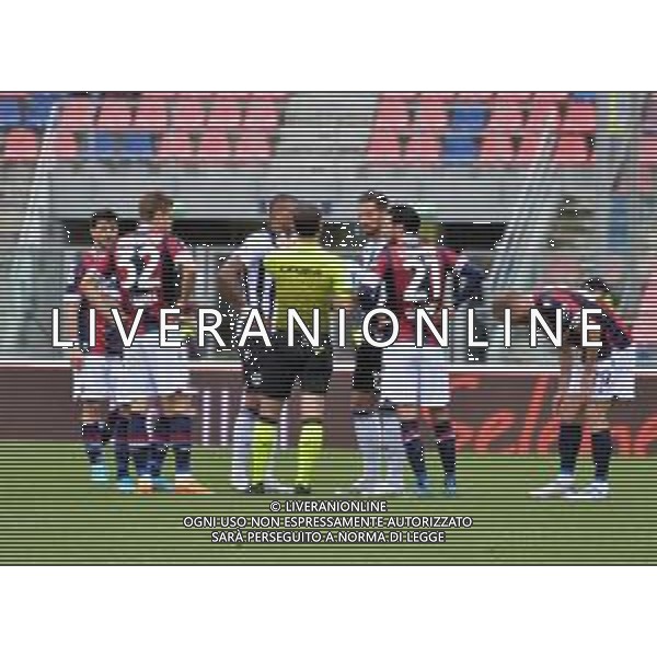 BOLOGNA - UDINESE CAMPIONATO CALCIO SERIE A TIM 24.04.2022 NELLA FOTO PROTESTE DEI GIOCATORI DEL BOLOGNA CON L\'ARBITRO ALBERTO SANTORO DOPO IL GOL DI RICCARDO ORSOLINI ANNULLATO PER FUORIGIOCO ©VILLANI / AGENZIA ALDO LIVERANI SAS