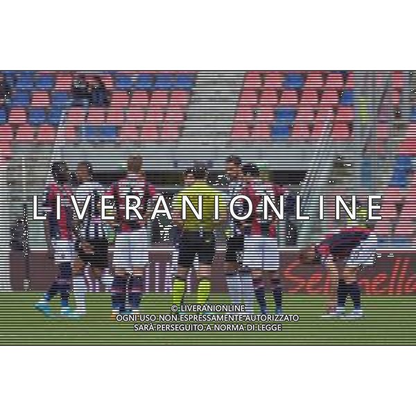 BOLOGNA - UDINESE CAMPIONATO CALCIO SERIE A TIM 24.04.2022 NELLA FOTO PROTESTE DEI GIOCATORI DEL BOLOGNA CON L\'ARBITRO ALBERTO SANTORO DOPO IL GOL DI RICCARDO ORSOLINI ANNULLATO PER FUORIGIOCO ©VILLANI / AGENZIA ALDO LIVERANI SAS