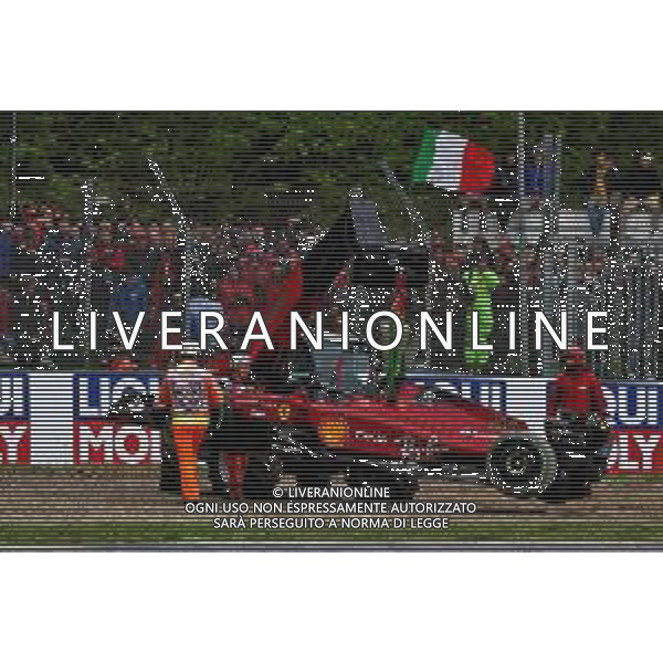 Carlos Sainz Jr (ESP) Ferrari F1-75 retired from the race. 24.04.2022. Formula 1 World Championship, Rd 4, Emilia Romagna Grand Prix, Imola, Italy, Race Day. - www.xpbimages.com, EMail: requests@xpbimages.com © Copyright: Batchelor / XPB Images/ AGENZIA ALDO LIVERANI SAS - ITALY ONLY EDITORIAL USE ONLY