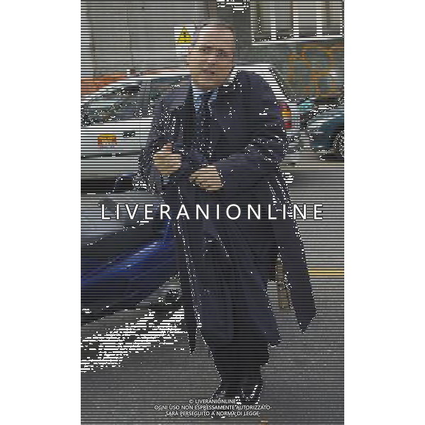 MILANO 14-10-05 VIA ROSELLINI 4 ASSEMBLEA STRAORDINARIA SERIE B E ASSEMBLEA GENERALE STRAORDINARIA LEGA CALCIO NELLA FOTO: LOTITO CLAUDIO AL TELEFONINO PH: CAPRA/LIVERANI