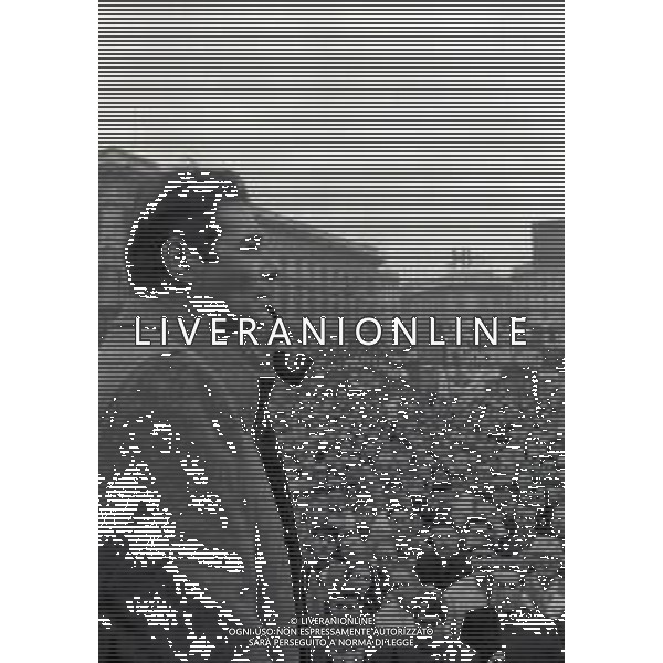 RETROSPETTIVA LUCIANO LAMA POLITICO NELL FOTO LUCIANO LAMA A MILANO IN PIAZZA DUOMO IN UN COMIZIO NELL\'ANNO 1975 AG ALDO LIVERANI SAS