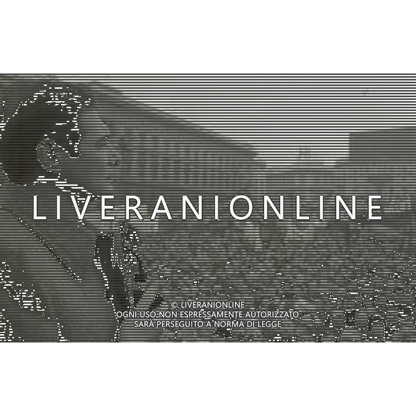 RETROSPETTIVA LUCIANO LAMA POLITICO NELL FOTO LUCIANO LAMA A MILANO IN PIAZZA DUOMO IN UN COMIZIO NELL\'ANNO 1975 AG ALDO LIVERANI SAS