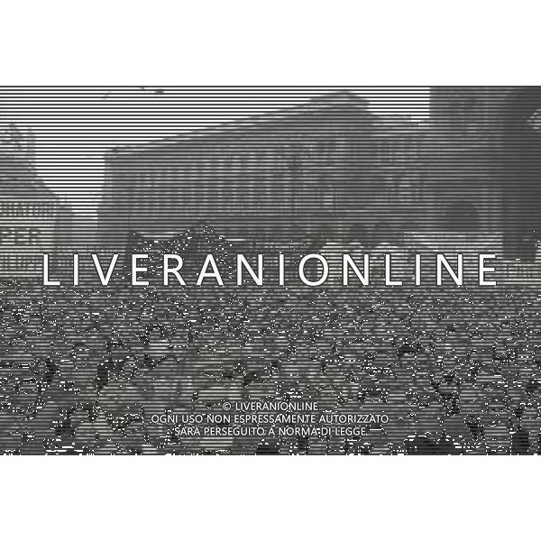 RETROSPETTIVA LUCIANO LAMA POLITICO NELL FOTO LUCIANO LAMA A MILANO IN PIAZZA DUOMO IN UN COMIZIO NELL\'ANNO 1975 AG ALDO LIVERANI SAS