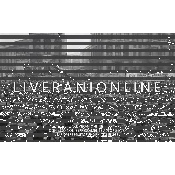 RETROSPETTIVA LUCIANO LAMA POLITICO NELL FOTO LUCIANO LAMA A MILANO IN PIAZZA DUOMO IN UN COMIZIO NELL\'ANNO 1975 AG ALDO LIVERANI SAS