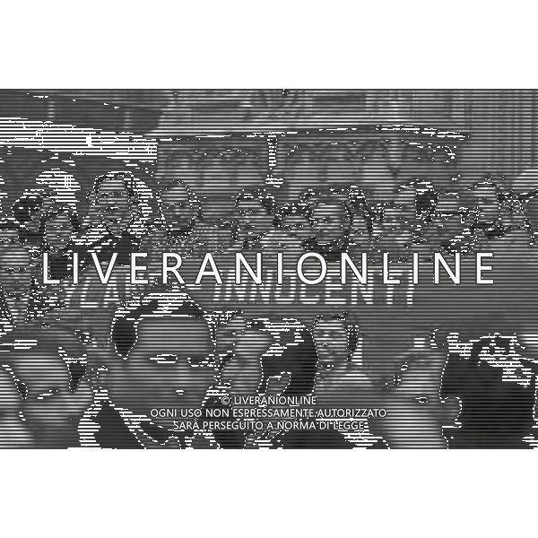 RETROSPETTIVA LUCIANO LAMA POLITICO NELL FOTO LUCIANO LAMA A MILANO IN PIAZZA DUOMO IN UN COMIZIO NELL\'ANNO 1975 AG ALDO LIVERANI SAS