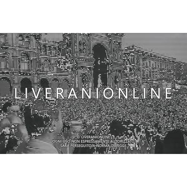 RETROSPETTIVA LUCIANO LAMA POLITICO NELL FOTO LUCIANO LAMA A MILANO IN UN COMIZIO IN PIAZZA DUOMO ALLA PRESENZA DEL SINDACO DI MILANO CARLO TOGNOLI NELL\'ANNO 1980 AG ALDO LIVERANI SAS  