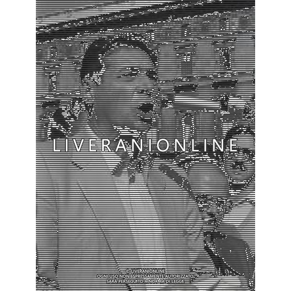 RETROSPETTIVA LUCIANO LAMA POLITICO NELL FOTO LUCIANO LAMA A MILANO IN UN COMIZIO IN PIAZZA DUOMO ALLA PRESENZA DEL SINDACO DI MILANO CARLO TOGNOLI NELL\'ANNO 1980 AG ALDO LIVERANI SAS  