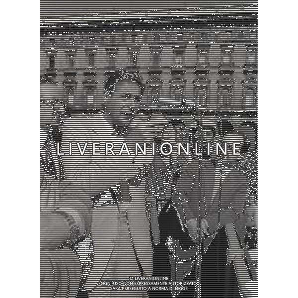 RETROSPETTIVA LUCIANO LAMA POLITICO NELL FOTO LUCIANO LAMA A MILANO IN UN COMIZIO IN PIAZZA DUOMO ALLA PRESENZA DEL SINDACO DI MILANO CARLO TOGNOLI NELL\'ANNO 1980 AG ALDO LIVERANI SAS  
