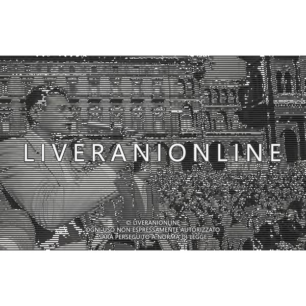 RETROSPETTIVA LUCIANO LAMA POLITICO NELL FOTO LUCIANO LAMA A MILANO IN UN COMIZIO IN PIAZZA DUOMO ALLA PRESENZA DEL SINDACO DI MILANO CARLO TOGNOLI NELL\'ANNO 1980 AG ALDO LIVERANI SAS  