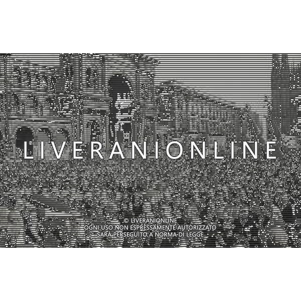 RETROSPETTIVA LUCIANO LAMA POLITICO NELL FOTO LUCIANO LAMA A MILANO IN UN COMIZIO IN PIAZZA DUOMO ALLA PRESENZA DEL SINDACO DI MILANO CARLO TOGNOLI NELL\'ANNO 1980 AG ALDO LIVERANI SAS  