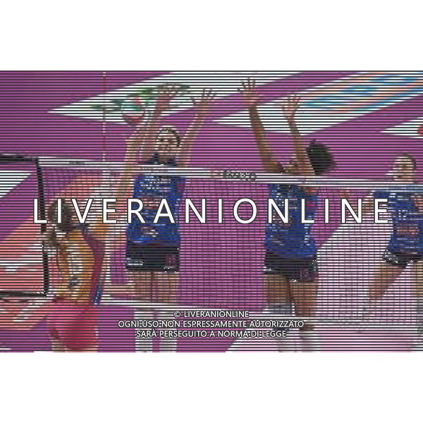 © TVRG Jordan Larson (Vero Volley Monza) contro il muro di Ebrar Karakurt (AGIL Volley Novara) SX e Haleigh Washington (AGIL Volley Novara) DX AGIL Volley Igor Gorgonzola Novara vs Vero Volley Monza Novara 27-04-2022 Pala Igor Gorgonzola campionato femminile Serie A1 gara 3 semifinale playoff foto Roberto Garavaglia/ag. Aldo Liverani sas
