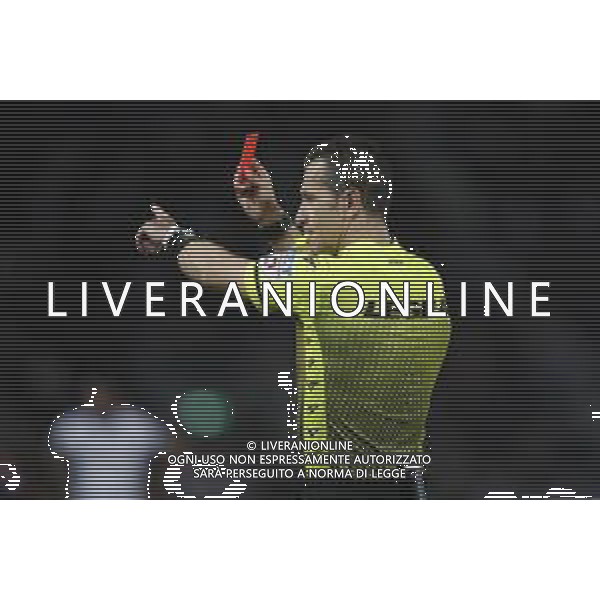 Bologna - Inter Campionato di Calcio Serie A TIM 27/04/2022 nella foto: arbitro doveri con cartellino rosso ©Claudio Zamagni/Agenzia Aldo Liverani during Italian Serie A soccer match between BOLOGNA F.C. and INTERNAZIONALE F.C. at Renato Dall\'Ara Stadium on April 27 2022 photo credit by Claudio Zamagni/Aldo Liverani Photo Agency/AGENZIA ALDO LIVERANI SAS