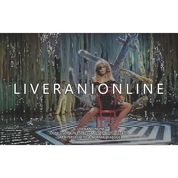 RETROSPETTIVA AMANDA LEAR CANTANTE NELLA FOTO NEL VARIETA\' TELEVISIVO \'PREMIATISSIMA\' canale 5 A MILANO NEL 1983 (canta il suo singolo fever con la benda sull\'occhio da pirata) ©Archivio Giovanni Liverani/AGENZIA ALDO LIVERANI SAS