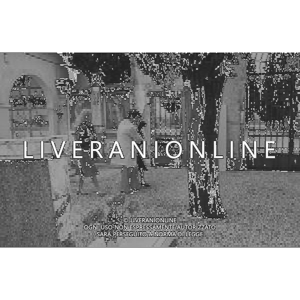 RETROSPETTIVA NINETTO DAVOLI ATTORE NELLA FOTO CON LA MOGLIE PATRIZIA E SUSANNA MADRE DI PIER PAOLO PASOLINI ALLA SUA TOMBA AL CIMITERO DI CASARSA NEL 1975 ©Archivio Giovanni Liverani/AG ALDO LIVERANI SAS
