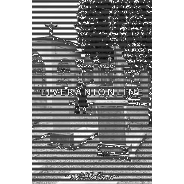RETROSPETTIVA NINETTO DAVOLI ATTORE NELLA FOTO CON LA MOGLIE PATRIZIA E SUSANNA MADRE DI PIER PAOLO PASOLINI ALLA SUA TOMBA AL CIMITERO DI CASARSA NEL 1975 ©Archivio Giovanni Liverani/AG ALDO LIVERANI SAS