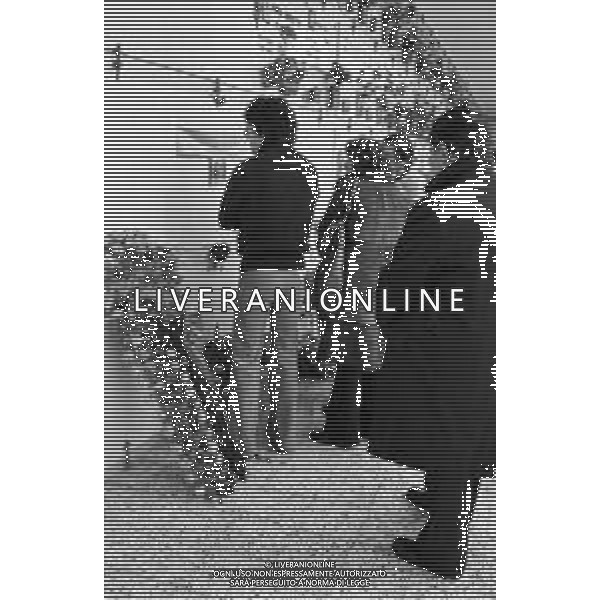 RETROSPETTIVA NINETTO DAVOLI ATTORE NELLA FOTO CON LA MOGLIE PATRIZIA E SUSANNA MADRE DI PIER PAOLO PASOLINI ALLA SUA TOMBA AL CIMITERO DI CASARSA NEL 1975 ©Archivio Giovanni Liverani/AG ALDO LIVERANI SAS