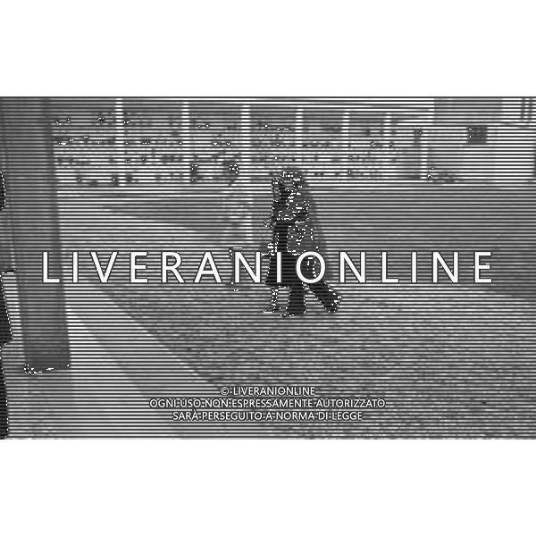 RETROSPETTIVA NINETTO DAVOLI ATTORE NELLA FOTO CON LA MOGLIE PATRIZIA E SUSANNA MADRE DI PIER PAOLO PASOLINI ALLA SUA TOMBA AL CIMITERO DI CASARSA NEL 1975 ©Archivio Giovanni Liverani/AG ALDO LIVERANI SAS