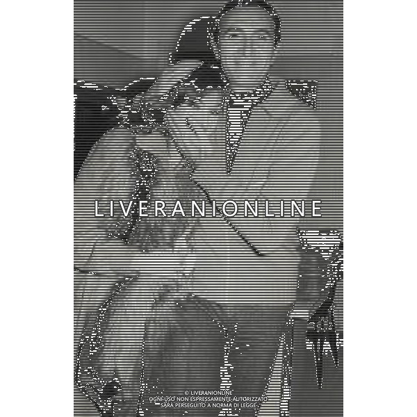 RETROSPETTIVA MARIA ROSARIA OMAGGIO ATTRICE NELLA FOTO MARIA ROSARIA OMAGGIO NELL\'ANNO 1975 A MILANO CON PIPPO BAUDO IN RAI AG ALDO LIVERANI SAS