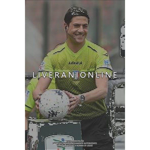 ¬© TVRG l\'arbitro Gianluca Manganiello di Pinerolo (TO) con il pallone Cremonese vs Ascoli Cremona 30-04-2022 Stadio Giovanni Zini Campionato Serie BKT - 37a giornata foto Roberto Garavaglia/ag. Aldo Liverani sas/AGENZIA ALDO LIVERANI SAS