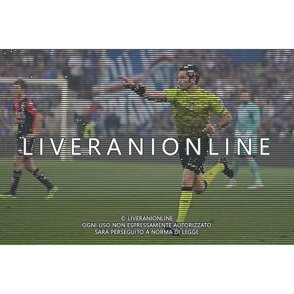 Danilo Vigo/LMedia - UC Sampdoria vs Genoa CFC - italian soccer Serie A match 2021/2022 April 30 2022 - Luigi Ferraris stadium Genova, Italy UC Sampdoria vs Genoa CFC Photo showing: arbitro assegna rigore dopo il var - The Referee of the match Fabio Maresca to Naples, after consulting the var, he assigns the penalty kick to Genoa @Danilo Vigo/LiveMedia /AGENZIA ALDO LIVERANI SAS